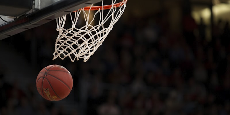 NBA篮球比赛现场，球员正在激烈对抗投篮