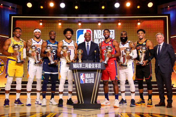NBA第三周最佳球员颁奖仪式，多位球星手持奖杯合影